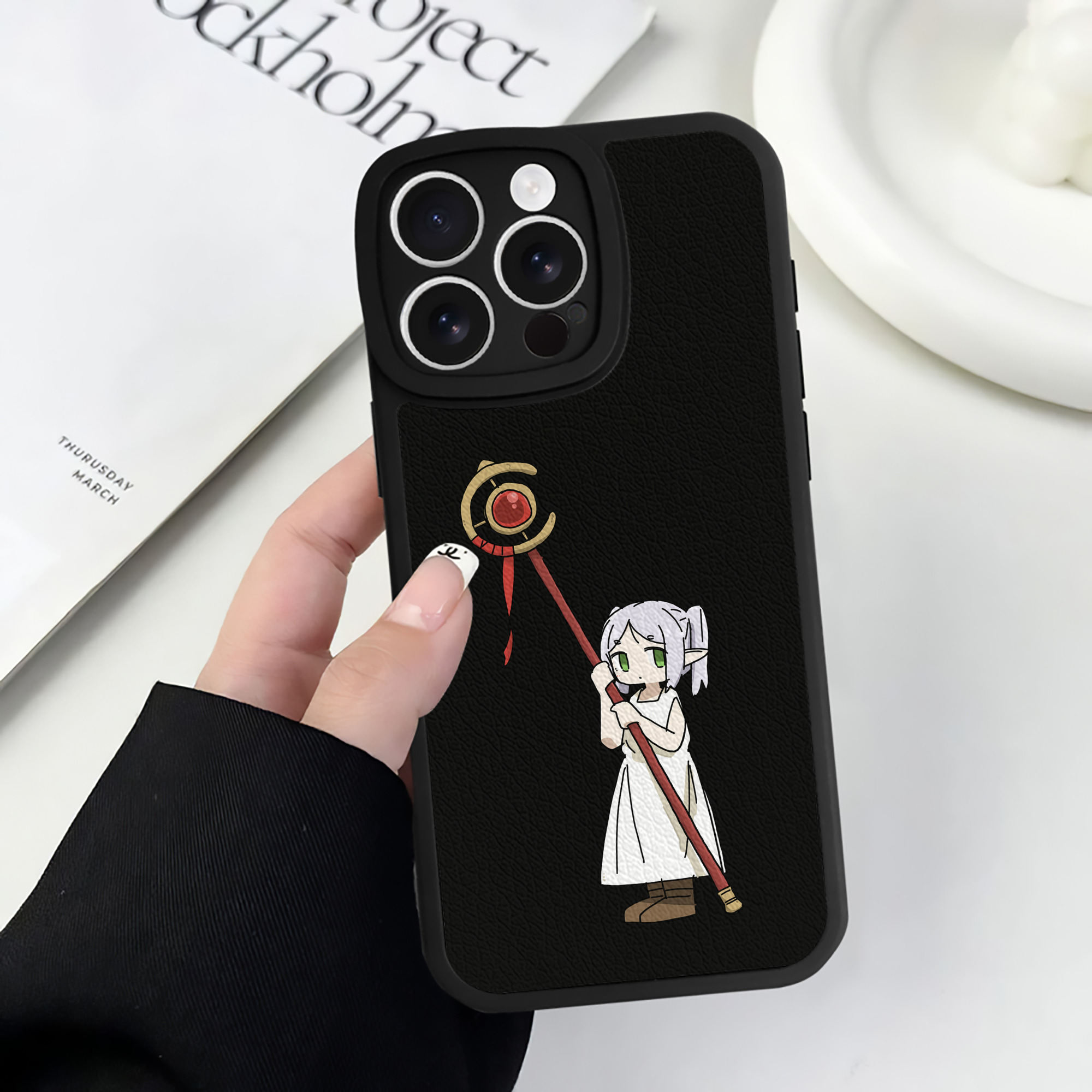 （画像用） 葬送のフリーレン Frieren 【iPhone 16シリーズ対応】シリコンスマホケース（レザー調） 材質：シリコン
